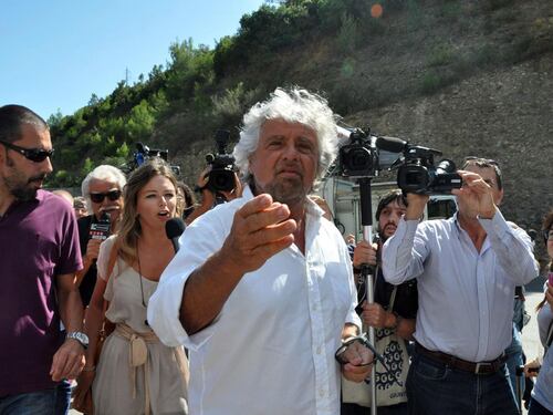 Articolo 18, Grillo fa un appello a Bersani: "Mandiamo a casa Renzi"