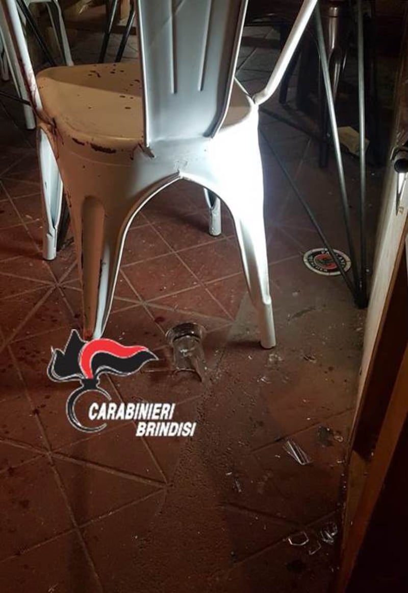 Brindisi, dopo l'aggressione sangue e vetri rotti 2