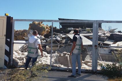 Altamura, l'arrivo dei finanzieri davanti alla discarica abusiva 3