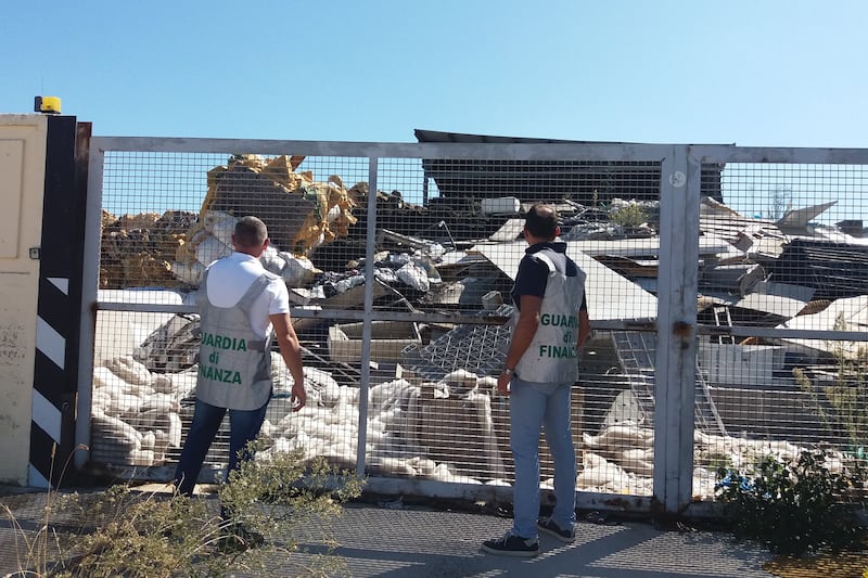 Altamura, l'arrivo dei finanzieri davanti alla discarica abusiva 3