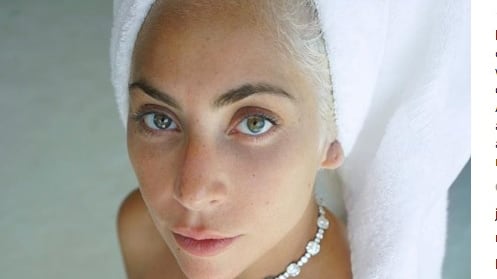 Lady Gaga e quel selfie acqua e sapone con un diamante di Tiffany
