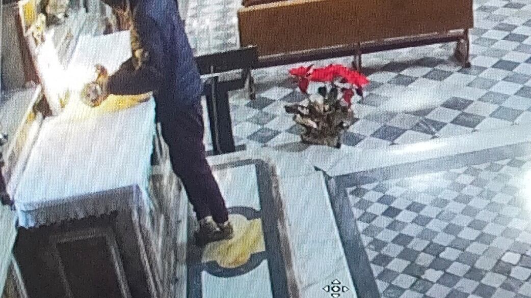La pisside in argento e le 50 ostie consacrate: l'ombra dei santanisti dietro il raid in chiesa
