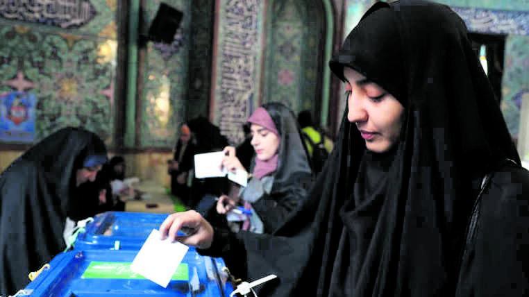 Khamenei alla prova delle elezioni. Ma l'Iran sfiduciato diserterà le urne