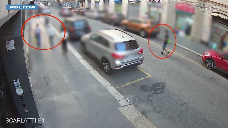 Il pedinamento e la rapina: le immagini delle telecamere di sorveglianza 3