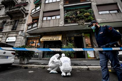 Milano, cocci di vetro contro la finestra della casa di Silvia Romano 9