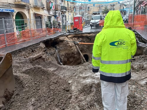 Voragine nel quartiere di Secondigliano a Napoli