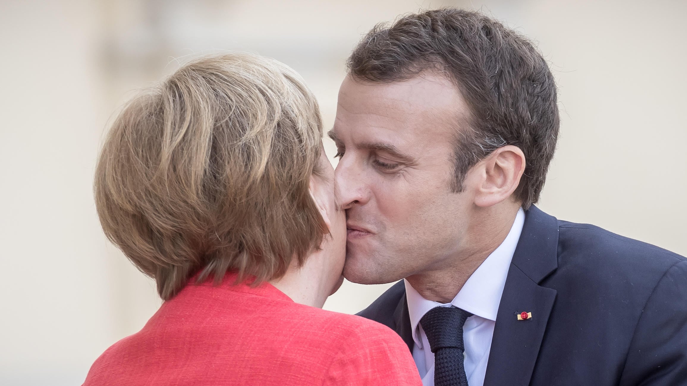 Macron in panne va a Berlino. E Merkel frena i sogni europei