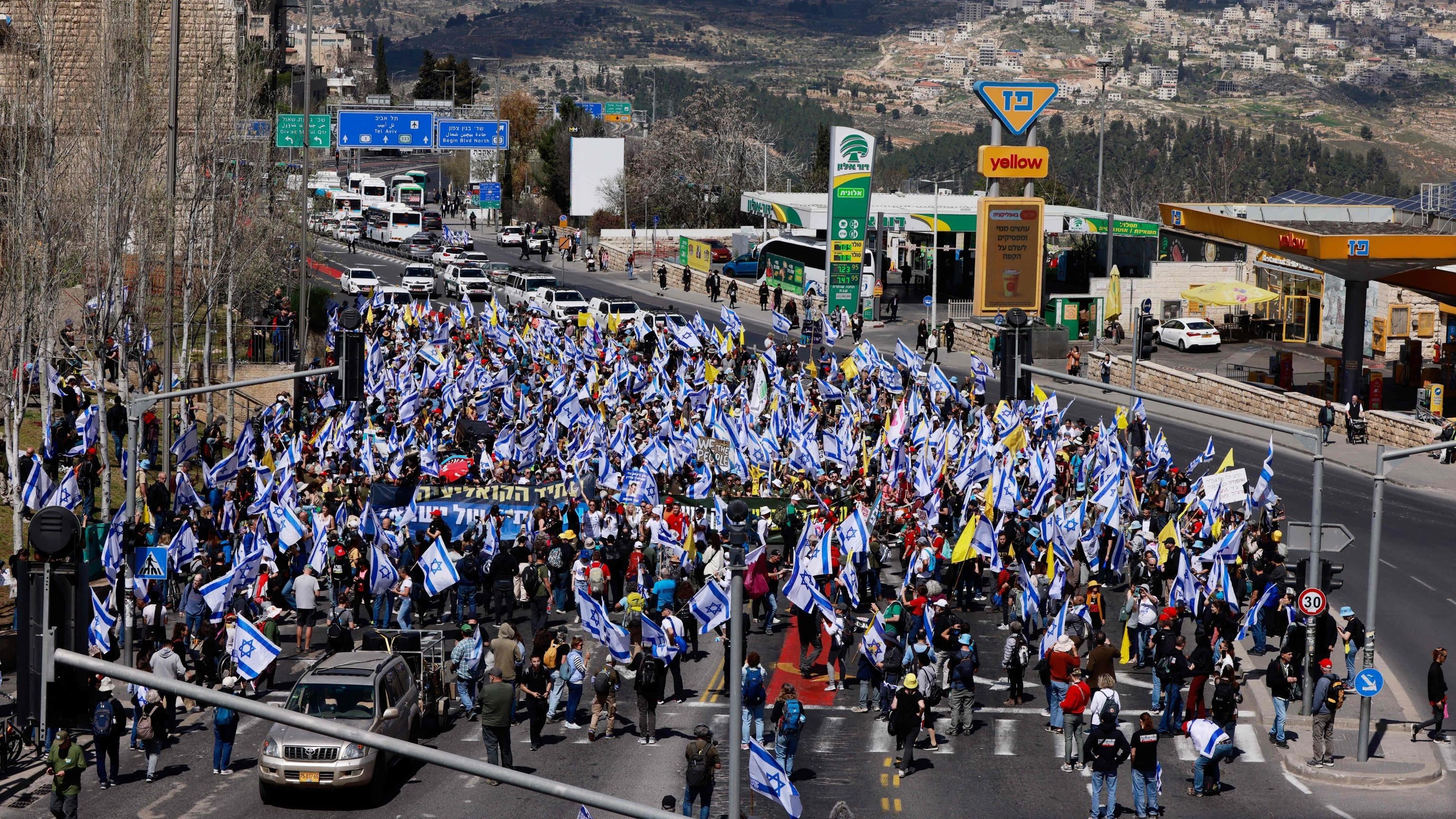 Razzi e proteste, le spine di Netanyahu