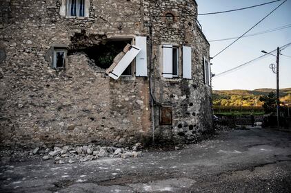 La terra trema in Francia: le macerie dopo il terremoto 9