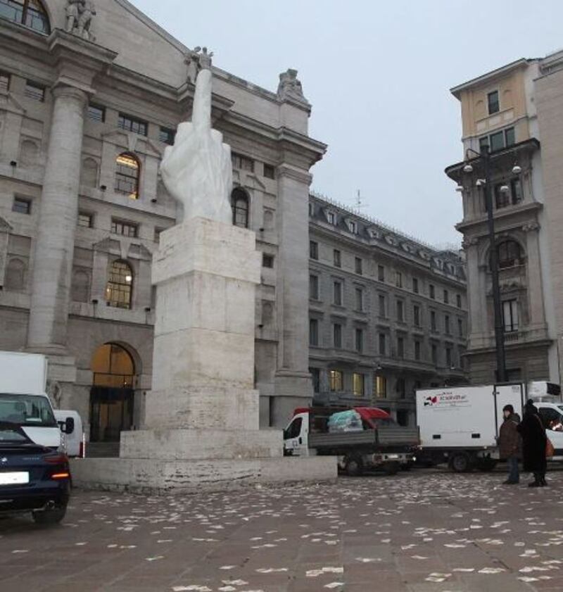 Pioggia di banconote (false) su piazza Affari a Milano 3