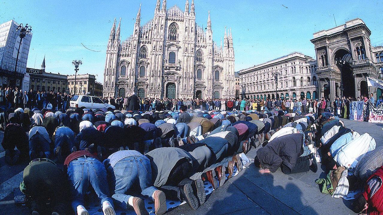 Moschea, la Chiesa pianta i paletti