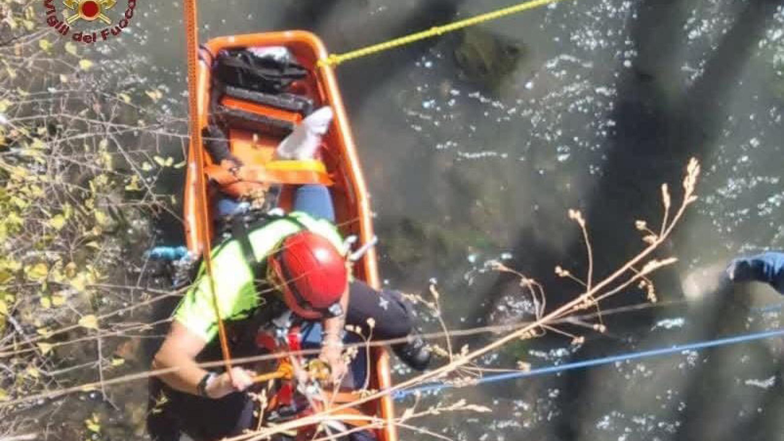 Per un selfie cade dal Ponte Milvio e finisce nel Tevere: grave una donna