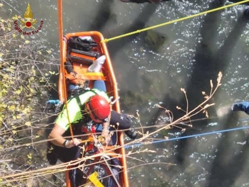 Per un selfie cade dal Ponte Milvio e finisce nel Tevere: grave una donna