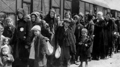 Giorno della Memoria. Il Papa: "Vergogna per l'umanità". Napolitano: "Vigilare contro ogni forma di razzismo"