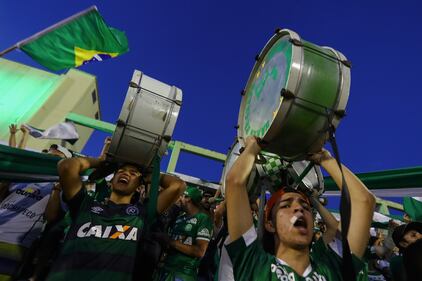 Chapecoense, il tributo alle vittime allo stadio di Medellin 12