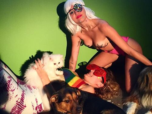 Miley Cyrus: nude look hot su Instagram per un nuovo progetto
