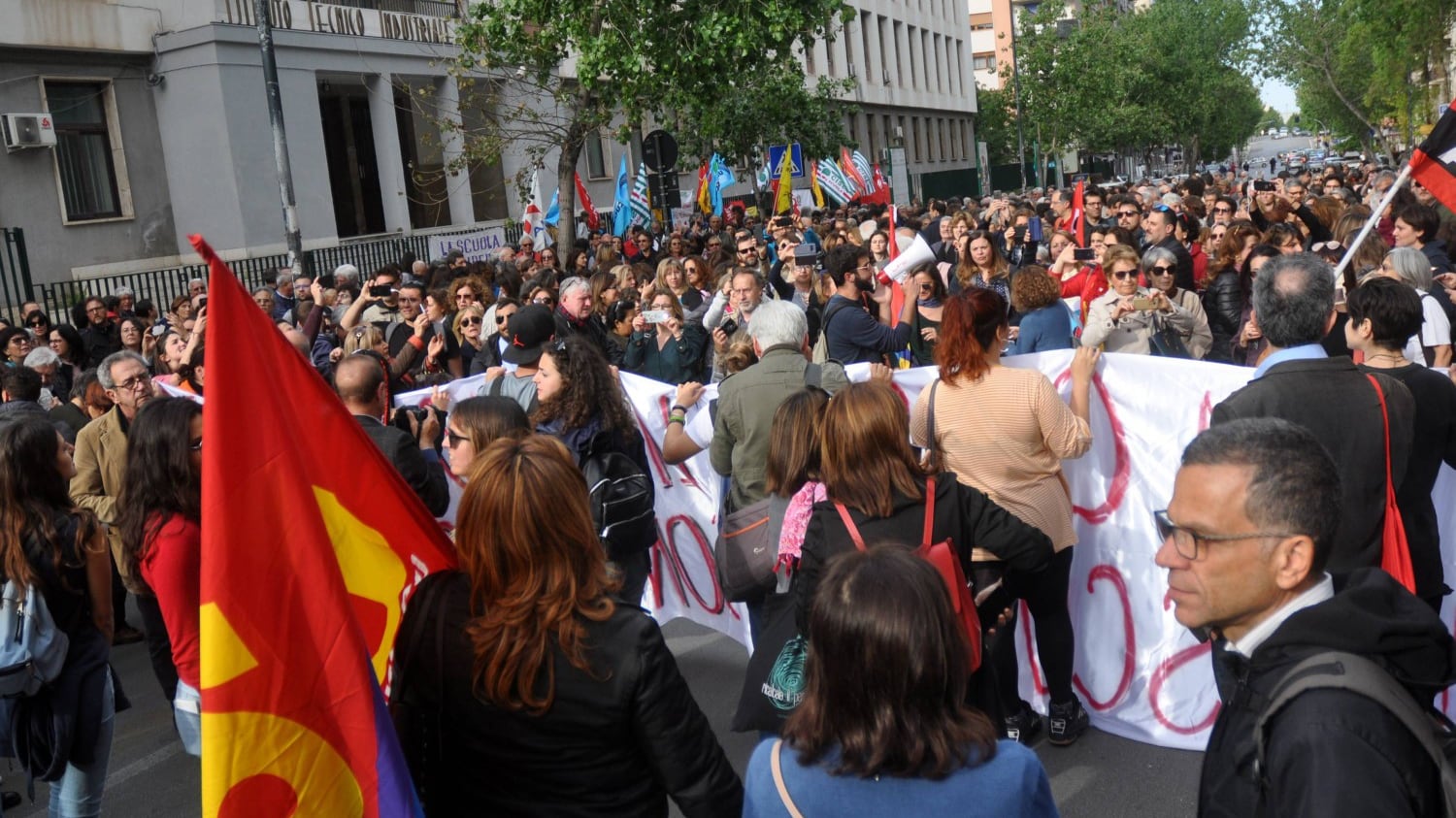 Palermo, sit-in per la prof sospesa al grido di "Bella ciao"