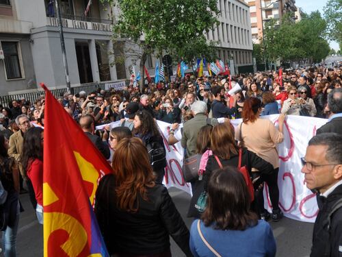 Palermo, sit-in per la prof sospesa al grido di "Bella ciao"