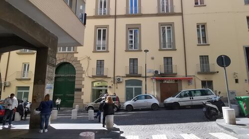 La coda davanti al banco dei pegni di Napoli 2