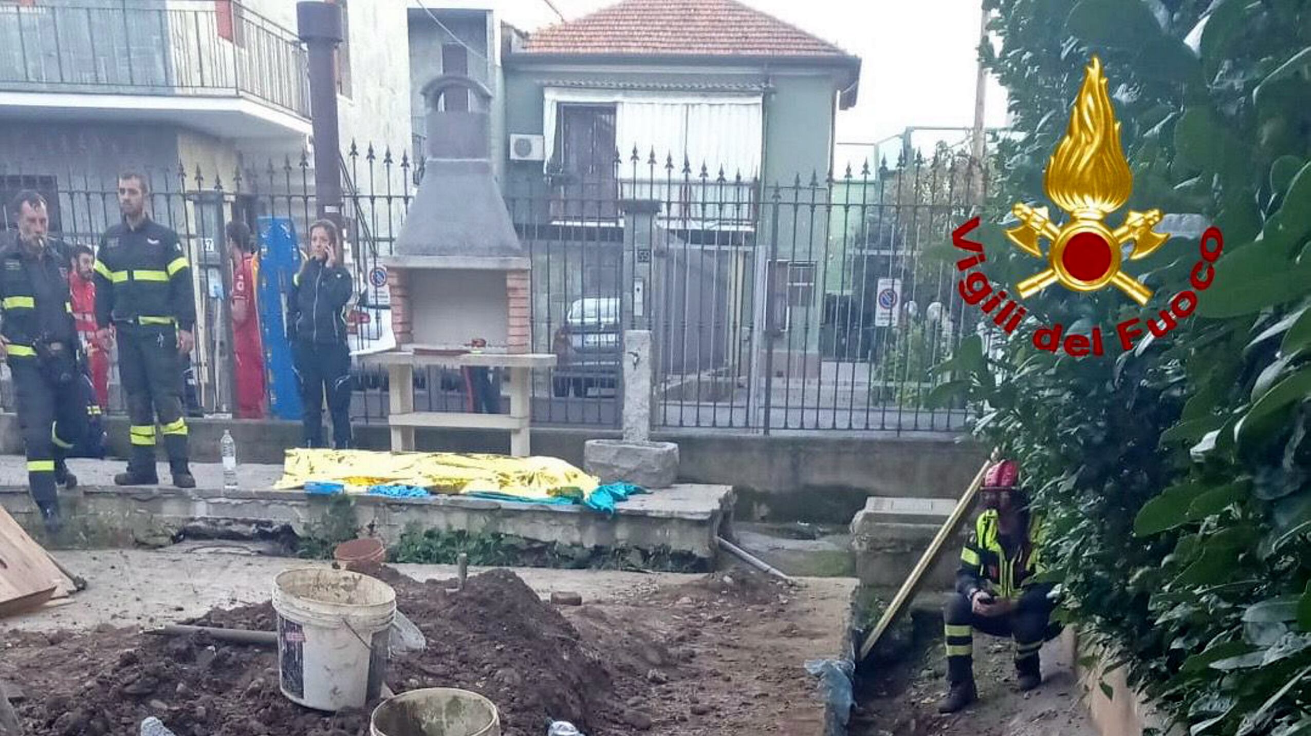 Cinisello Balsamo, cede il terreno e viene risucchiato: muore 61enne