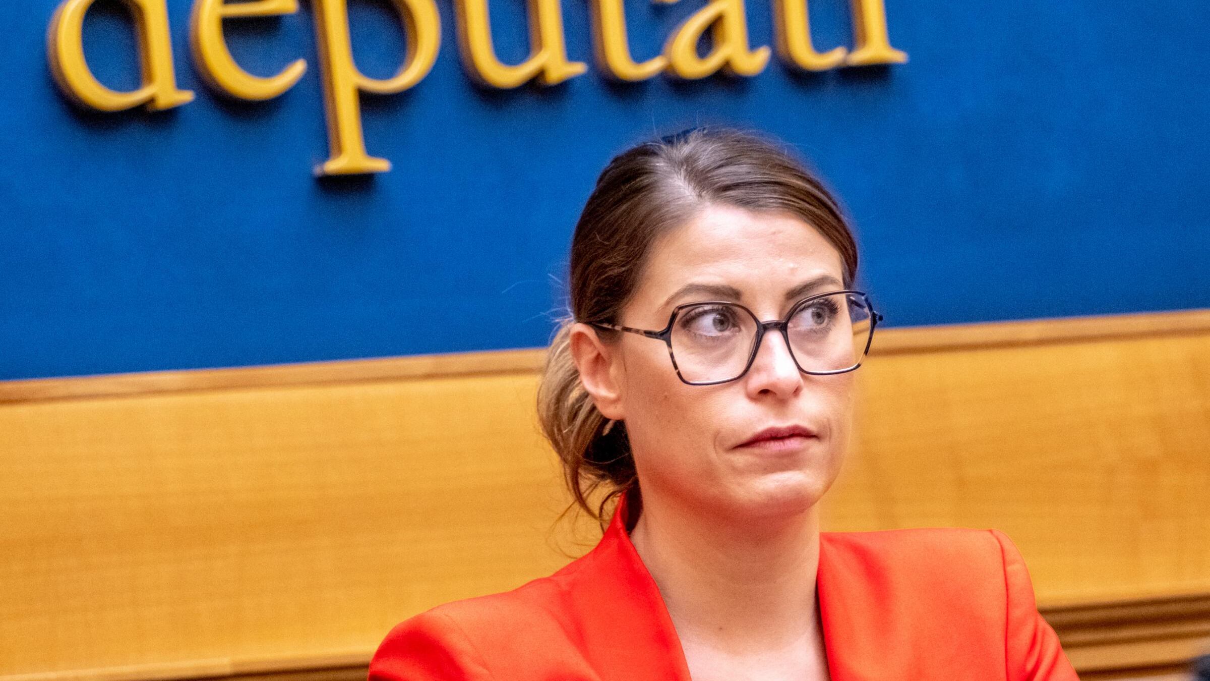 Se la sinistra si indigna pure per i bambini all'Alzabandiera