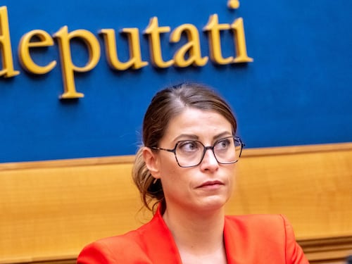 Se la sinistra si indigna pure per i bambini all'Alzabandiera