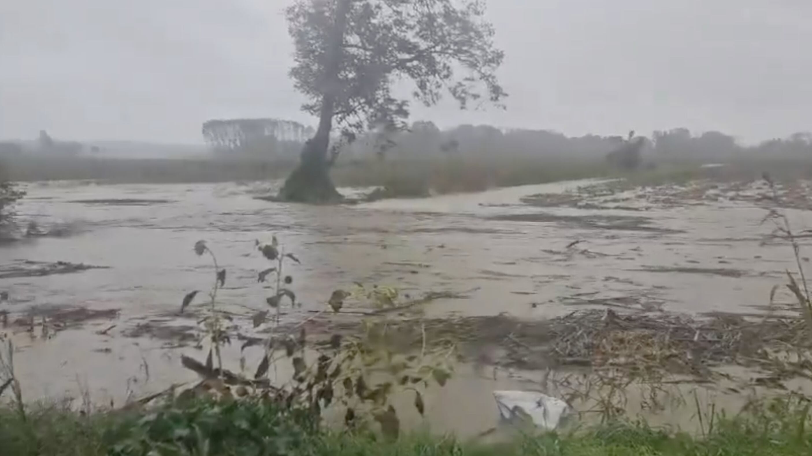Maltempo, frane e allagamenti in Liguria: a Milano esonda il Lambro
