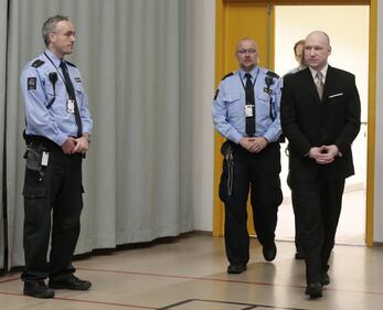 E Breivik in aula fa il saluto nazista 4
