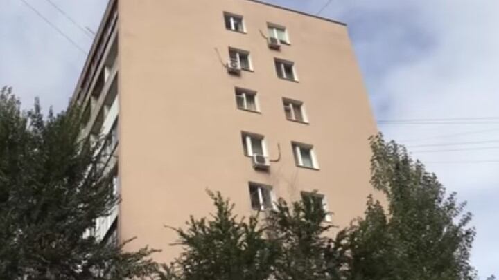 Russia, non accetta divorzio: 30enne si lancia nel vuoto con i figli