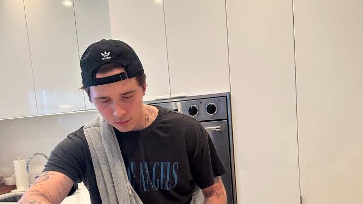 Il figlio di Beckham cucina il ragù con un tappo di sughero: l'ira dei bolognesi