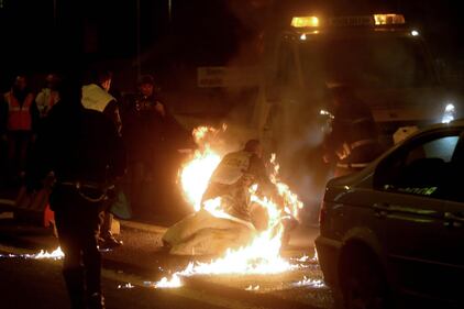 Monza, imprenditore protesta dandosi fuoco 1