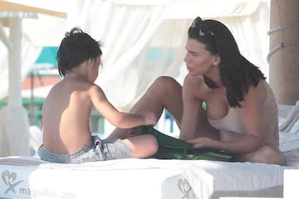 Claudia Galanti e i figli in spiaggia a Marina Di Pietrasanta 16