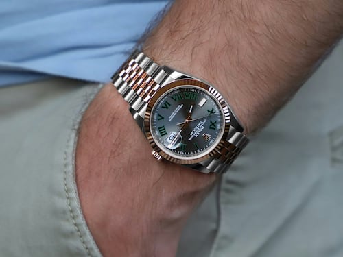 Va a fare visita alla moglie in fin di vita. Sconosciuta lo abbraccia e gli sfila il Rolex