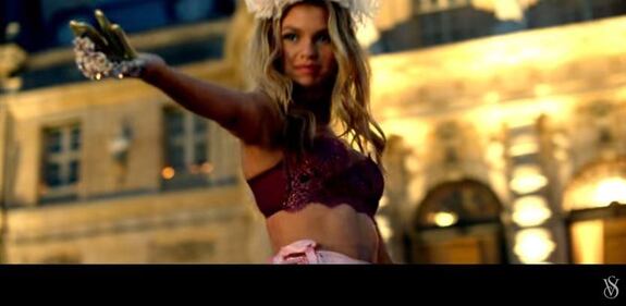 Victoria's Secret: modelle nude per un Natale osé 9