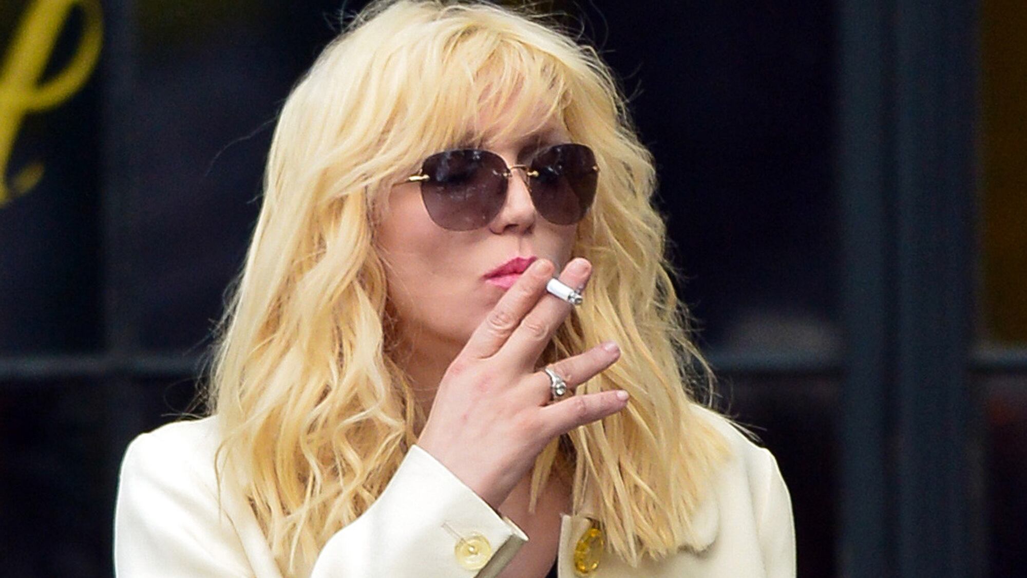 "Hollande, dove c... è la polizia?" Courtney Love assalita dai tassisti