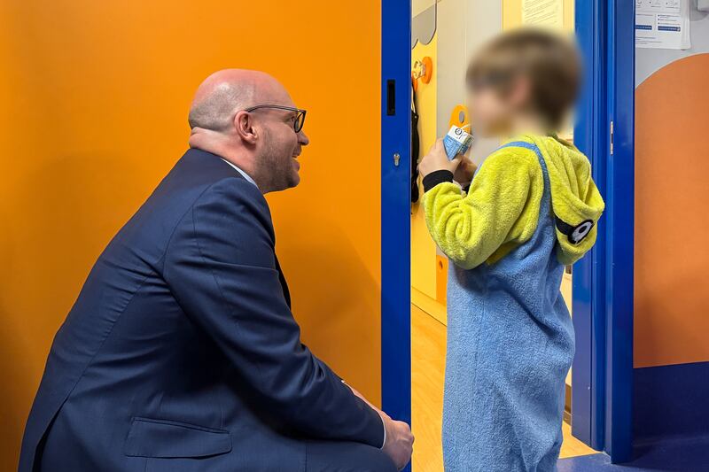Il presidente della Camera, Fontana, diventa "Babbo Natale" per i giovani pazienti del Policlinico Gemelli 1