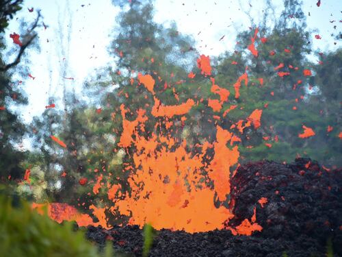 Hawaii, la lava del vulcano inghiotte trenta case