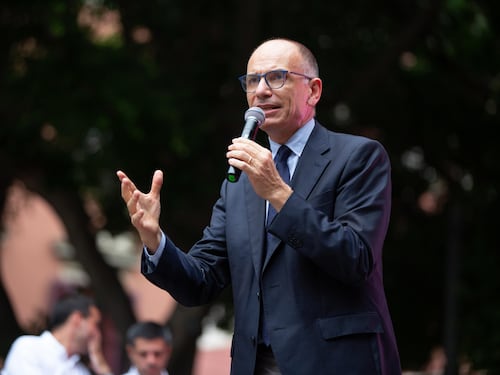 Letta sfrutta il Colle: "Il centrodestra caccerà Mattarella". Calenda lo zittisce