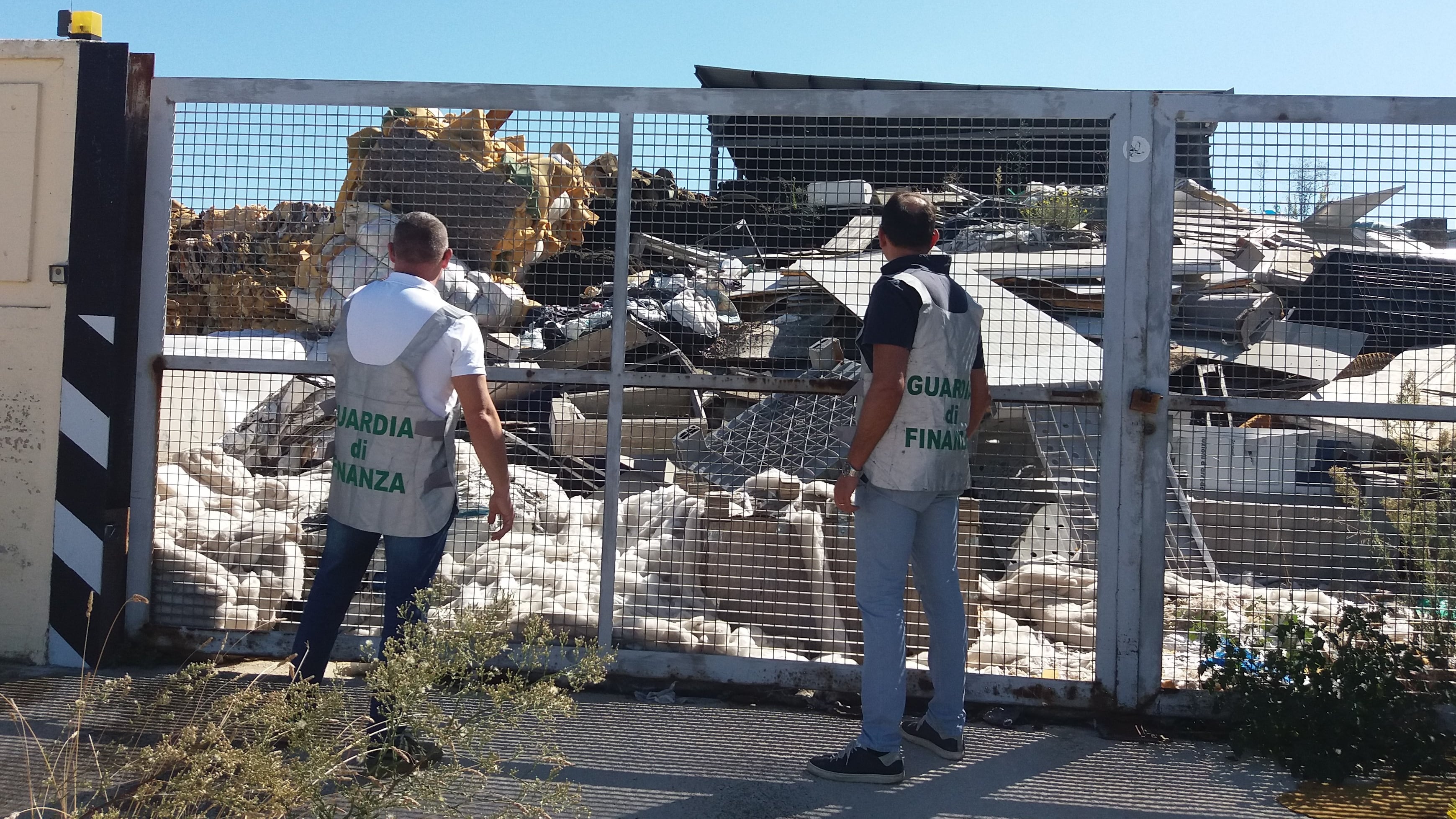 Altamura, discarica abusiva a cielo aperto: una denuncia