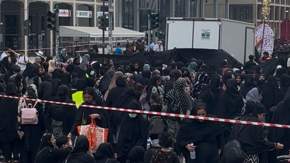 Quelle donne dietro a un telo nero al corteo dei musulmani sciiti: ecco cosa è successo