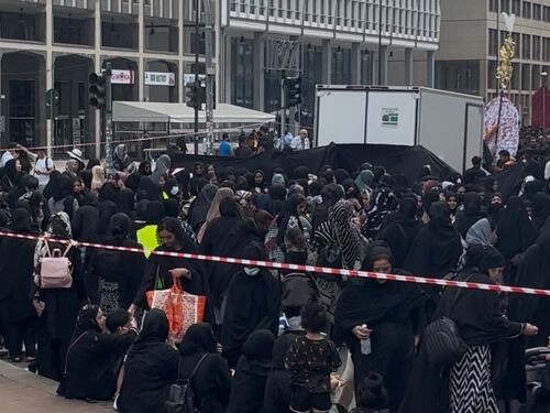Quelle donne dietro a un telo nero al corteo dei musulmani sciiti: ecco cosa è successo