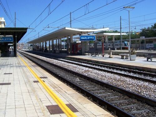 Barletta, 80 enne rischia di finire sotto un treno, salvato dalla polfer