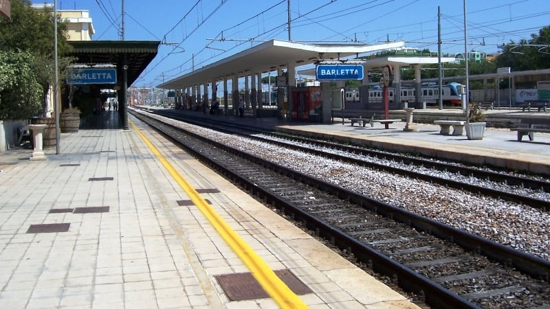 Barletta, 80 enne rischia di finire sotto un treno, salvato dalla polfer