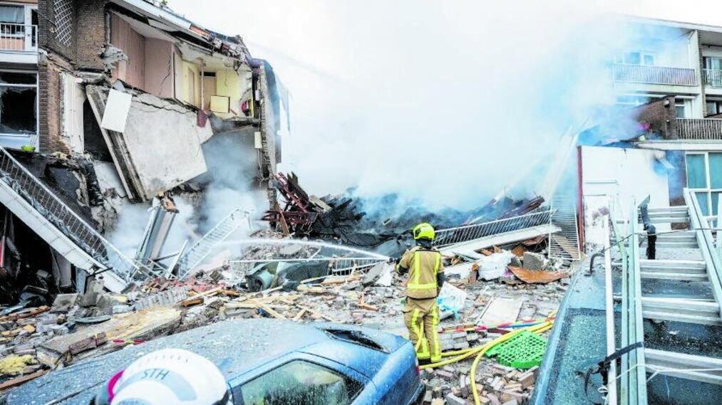 Esplode una palazzina all'Aia: "Forse 20 morti". Il giallo dell'auto