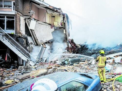 Esplode una palazzina all'Aia: "Forse 20 morti". Il giallo dell'auto