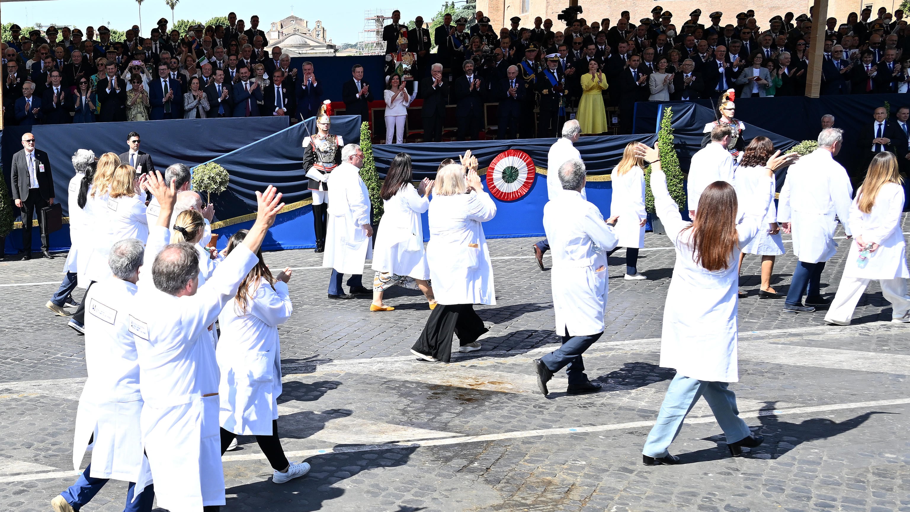 Sfilano i medici in un clima di festa. Torna la normalità dopo la pandemia