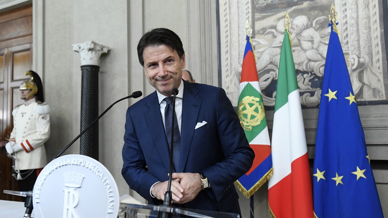 Sondaggio, la fiducia nel premier Conte al 48%