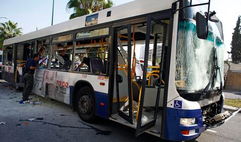 Tel Aviv, esplosione su un bus 1