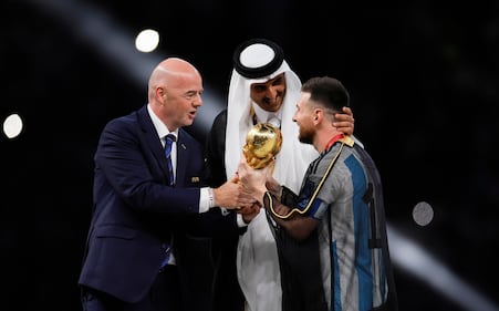 Messi con il mantello da sceicco 5