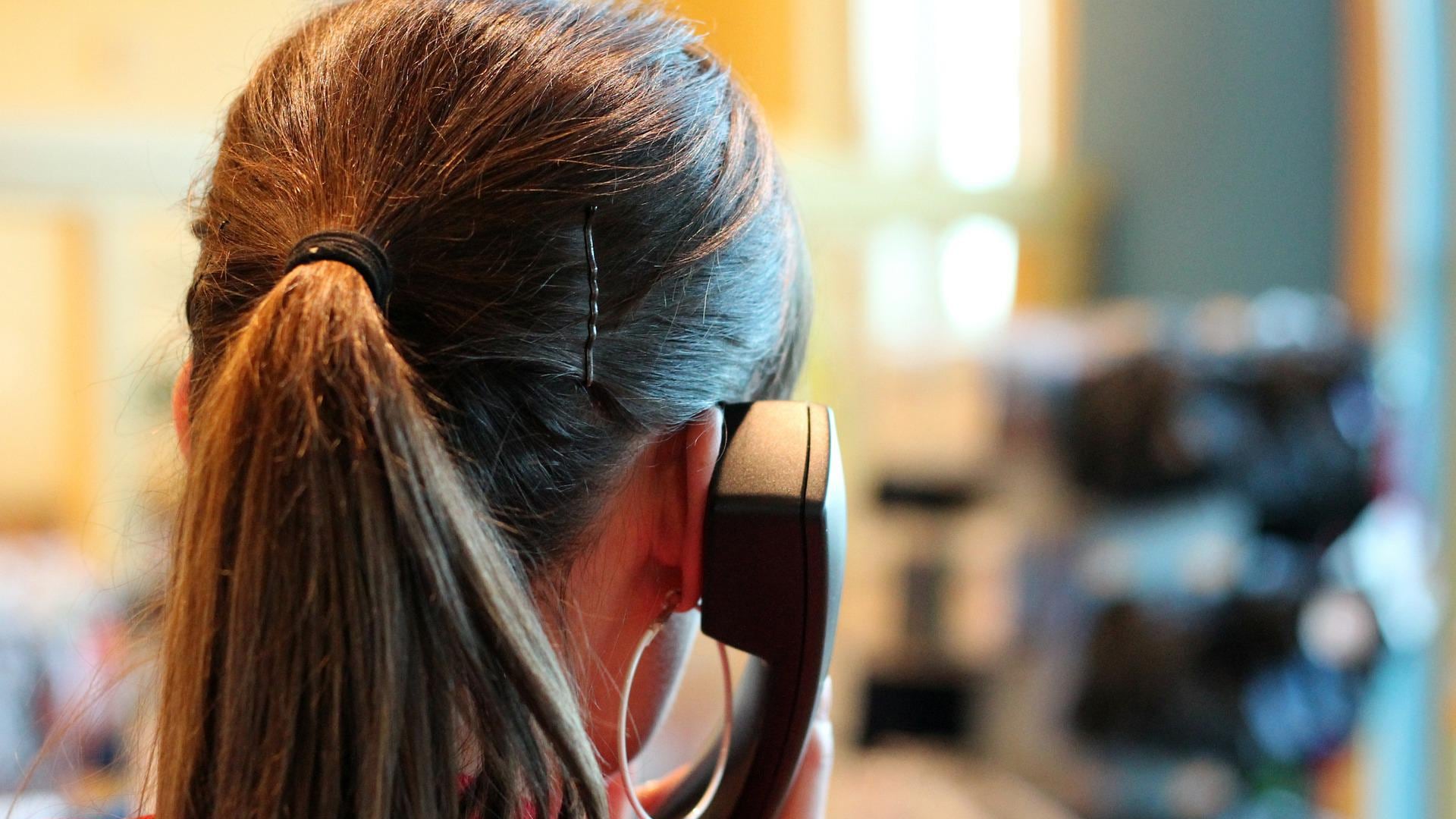 Rallentamenti e lamentele: è caos per evitare le telefonate moleste